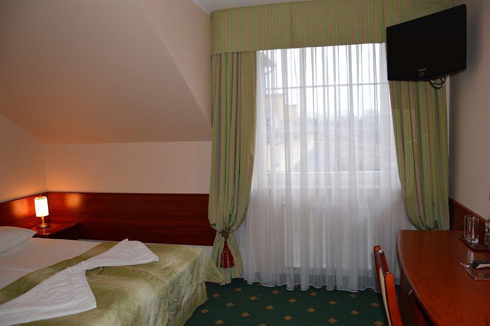 Hotel Batory Tłuszcz Exterior foto