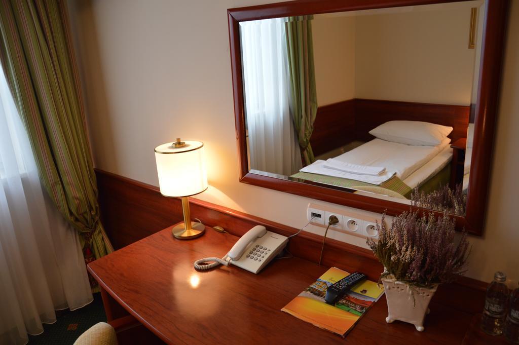 Hotel Batory Tłuszcz Habitación foto
