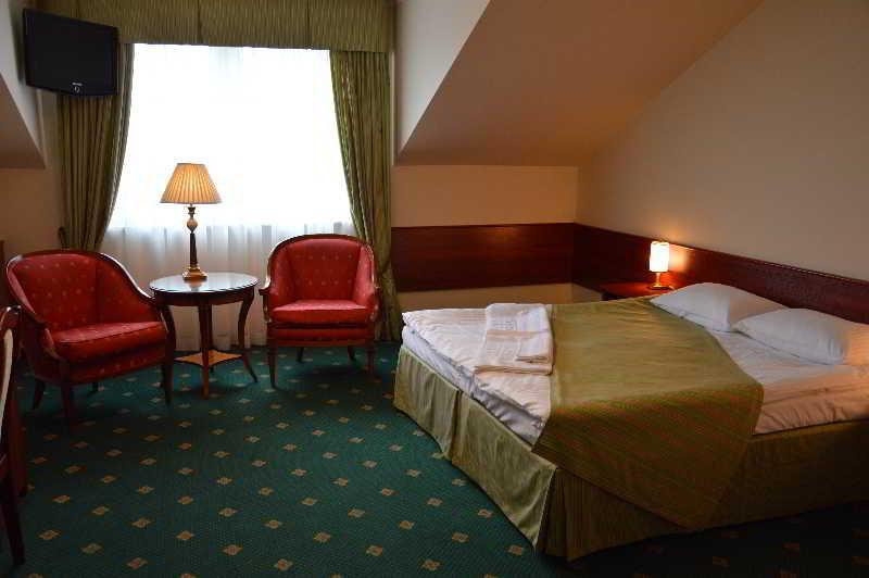 Hotel Batory Tłuszcz Exterior foto