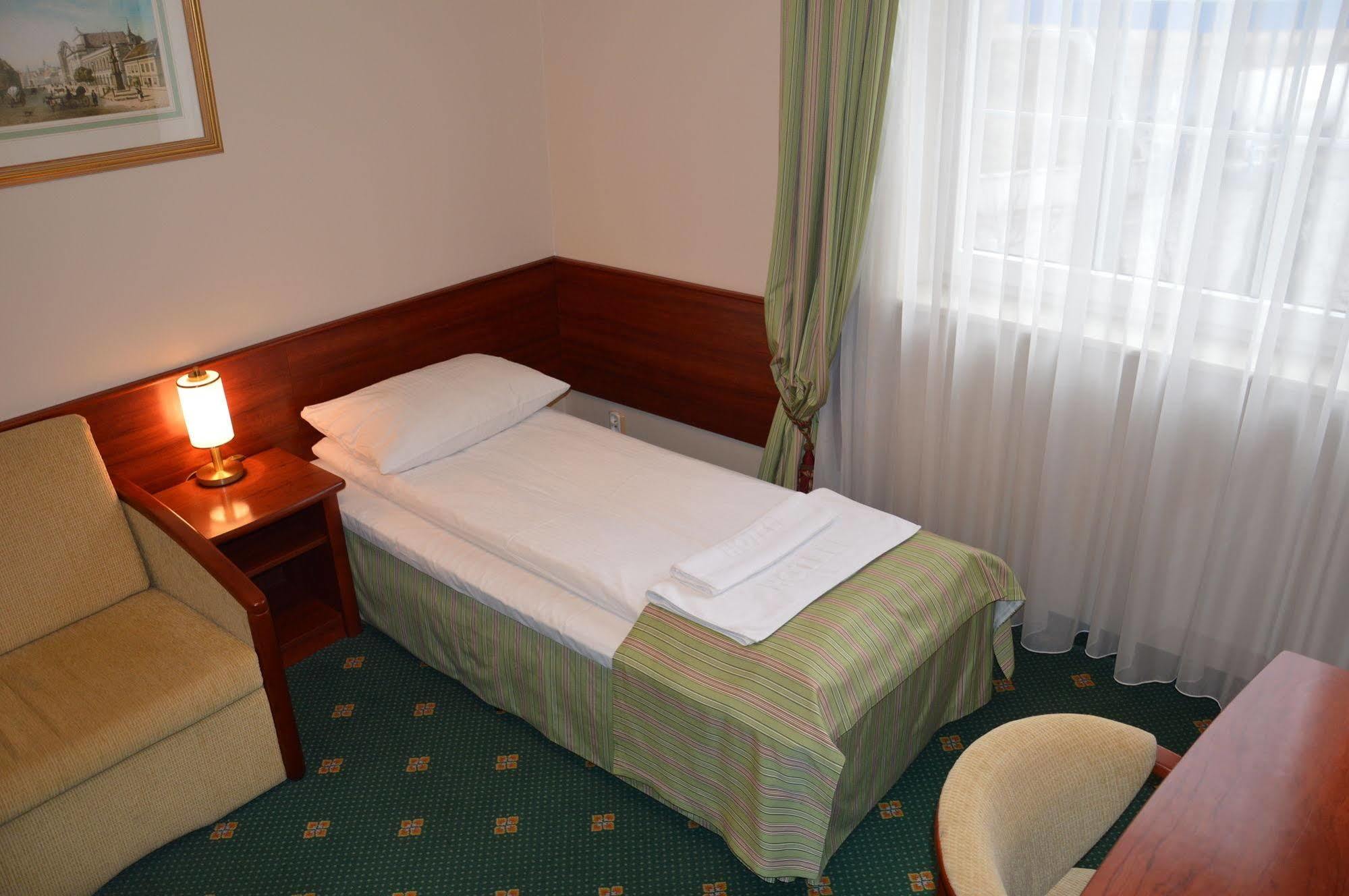 Hotel Batory Tłuszcz Exterior foto