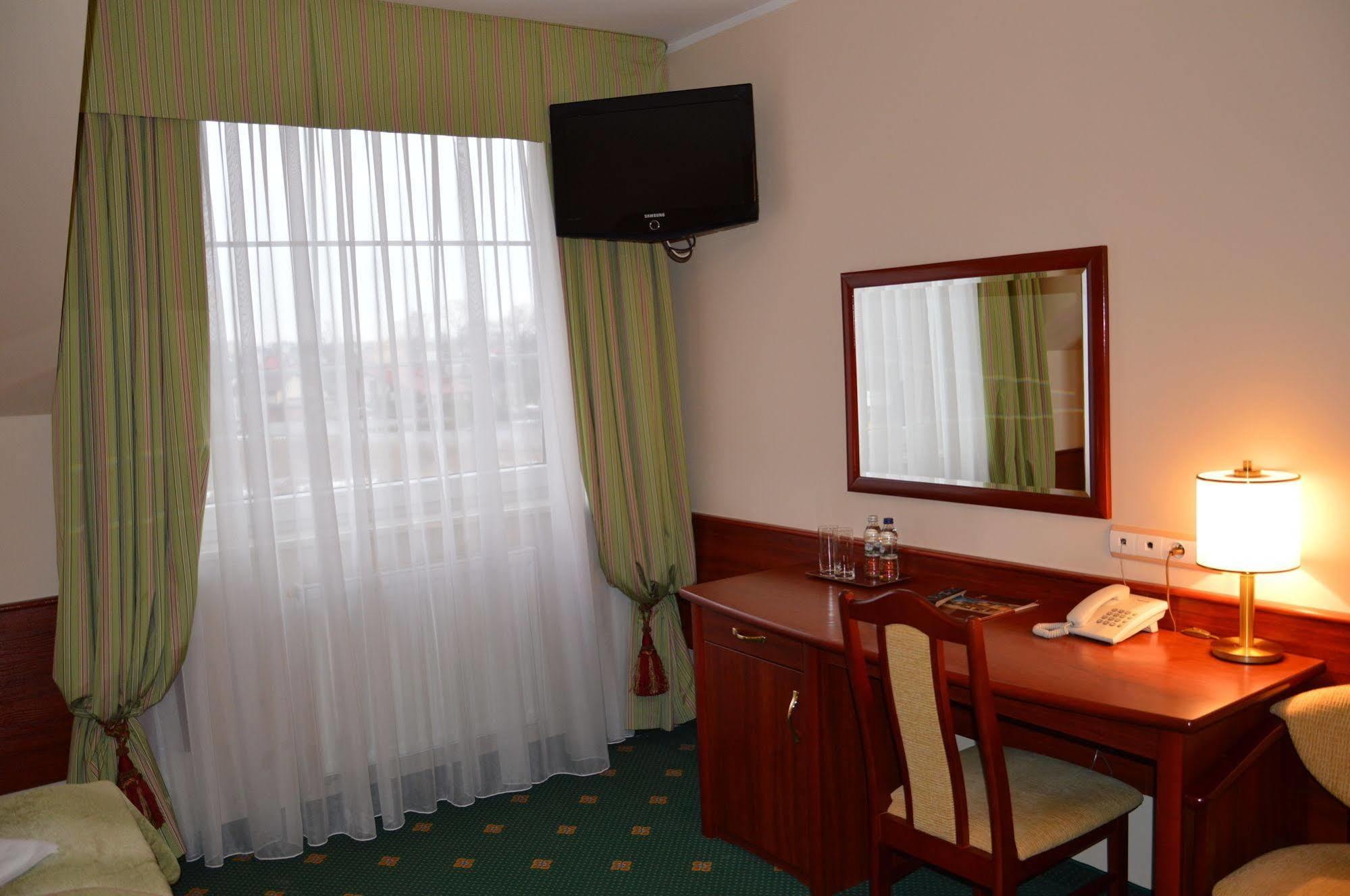 Hotel Batory Tłuszcz Exterior foto